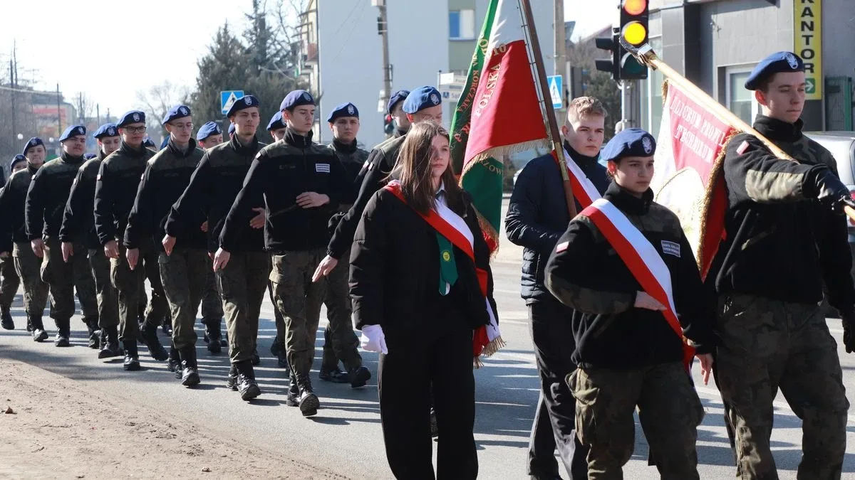 Obchody Narodowego Dnia Pamięci Żołnierzy Wyklętych w Ostrowi Mazowieckiej. Bieg, msza i hołd bohaterom (zdjęcia)