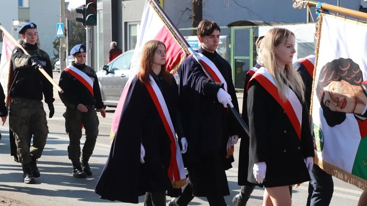 Obchody Narodowego Dnia Pamięci Żołnierzy Wyklętych w Ostrowi Mazowieckiej. Bieg, msza i hołd bohaterom (zdjęcia)