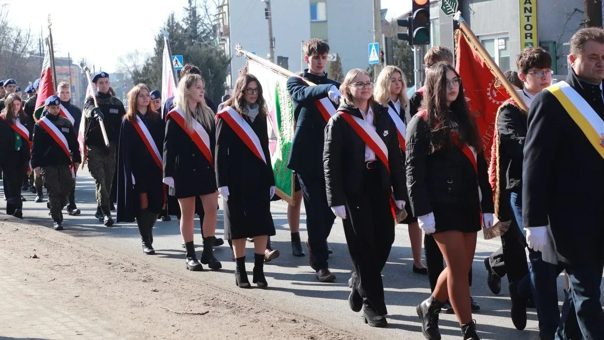 Obchody Narodowego Dnia Pamięci Żołnierzy Wyklętych w Ostrowi Mazowieckiej. Bieg, msza i hołd bohaterom (zdjęcia)