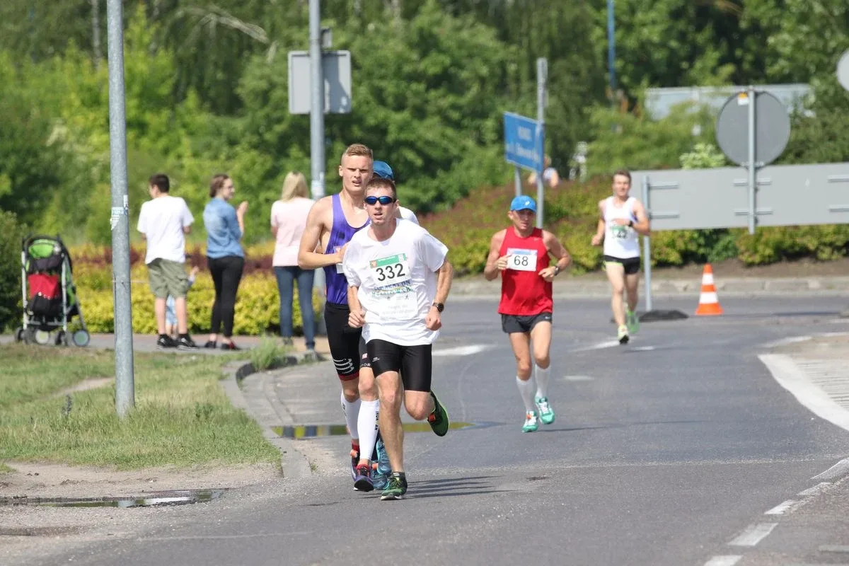 Półmaraton Kurpiowski za nami. Dąbrowski zwycięża, Gawkowski dwudziesty (zdjęcia, wideo)