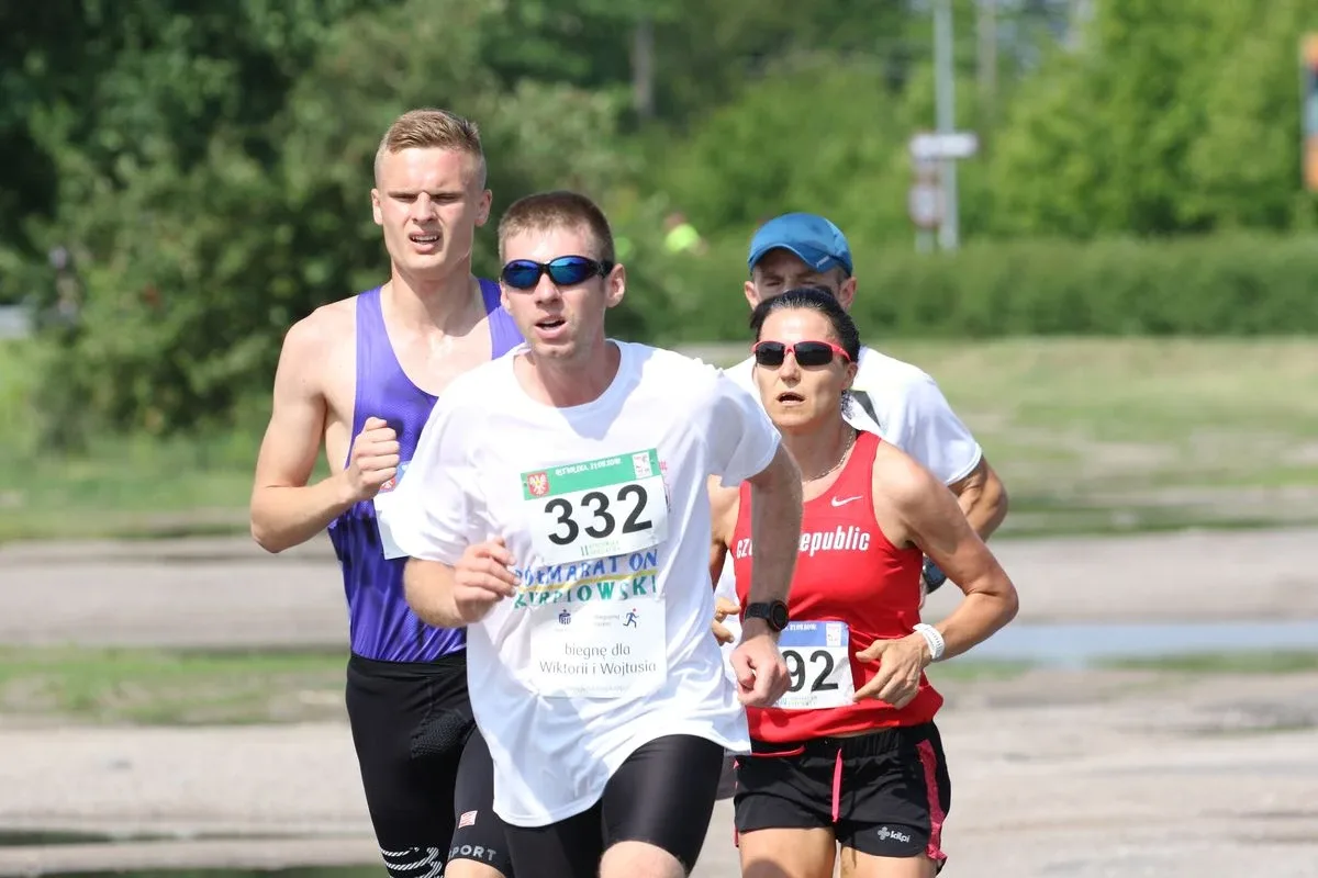 Półmaraton Kurpiowski za nami. Dąbrowski zwycięża, Gawkowski dwudziesty (zdjęcia, wideo)