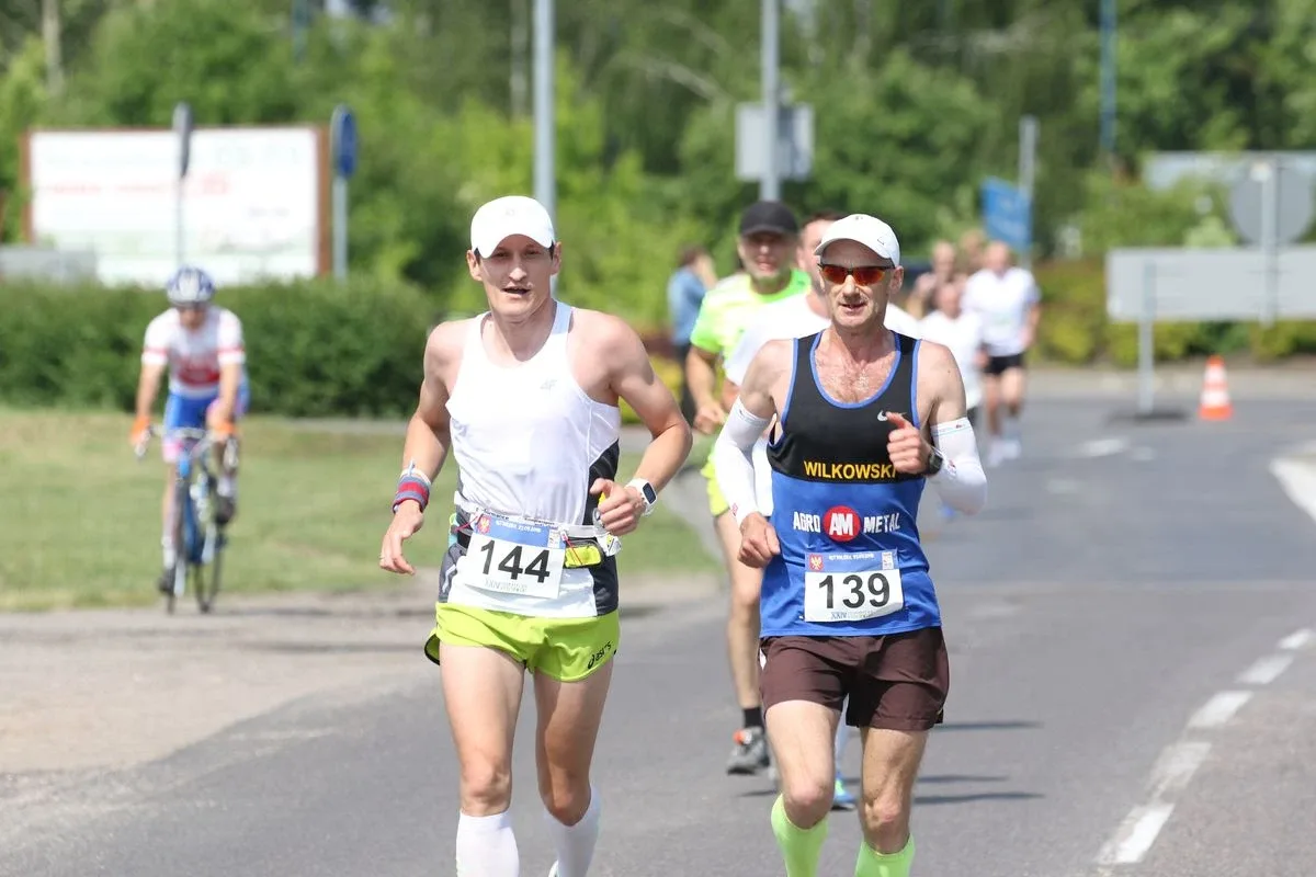 Półmaraton Kurpiowski za nami. Dąbrowski zwycięża, Gawkowski dwudziesty (zdjęcia, wideo)