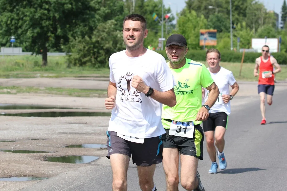Półmaraton Kurpiowski za nami. Dąbrowski zwycięża, Gawkowski dwudziesty (zdjęcia, wideo)