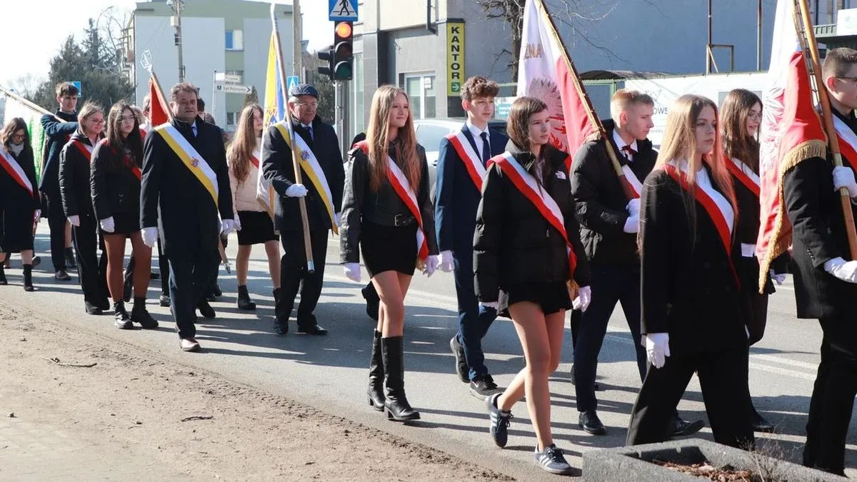 Obchody Narodowego Dnia Pamięci Żołnierzy Wyklętych w Ostrowi Mazowieckiej. Bieg, msza i hołd bohaterom (zdjęcia)