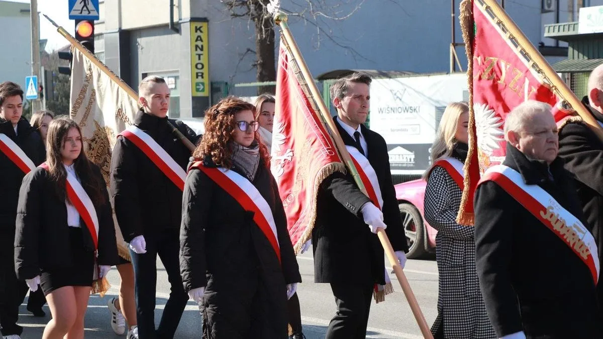 Obchody Narodowego Dnia Pamięci Żołnierzy Wyklętych w Ostrowi Mazowieckiej. Bieg, msza i hołd bohaterom (zdjęcia)
