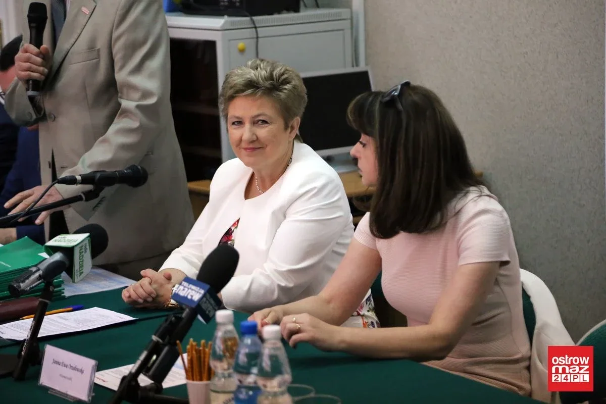 Umowy na dofinansowanie dróg w powiecie ostrowskim podpisane (zdjęcia)
