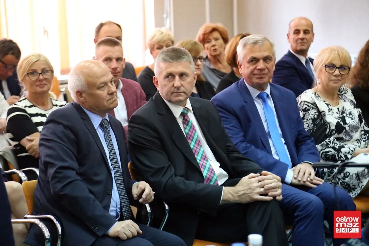 Umowy na dofinansowanie dróg w powiecie ostrowskim podpisane (zdjęcia)