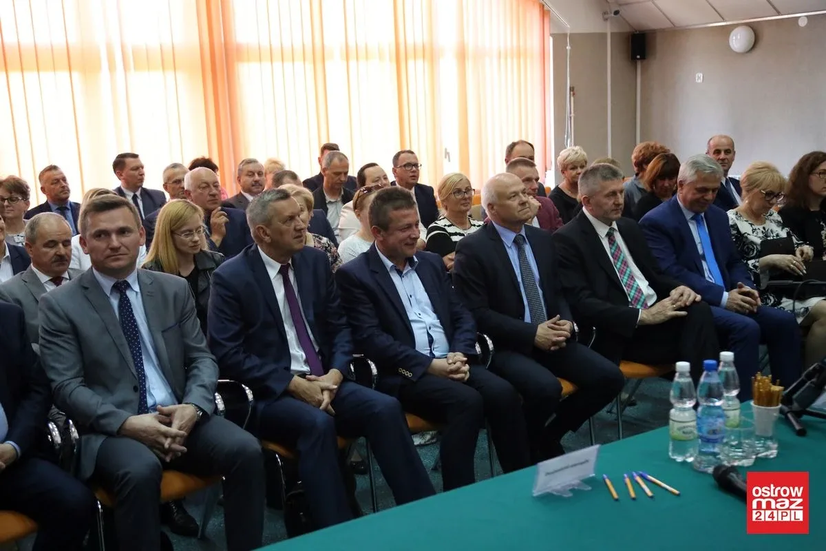 Umowy na dofinansowanie dróg w powiecie ostrowskim podpisane (zdjęcia)