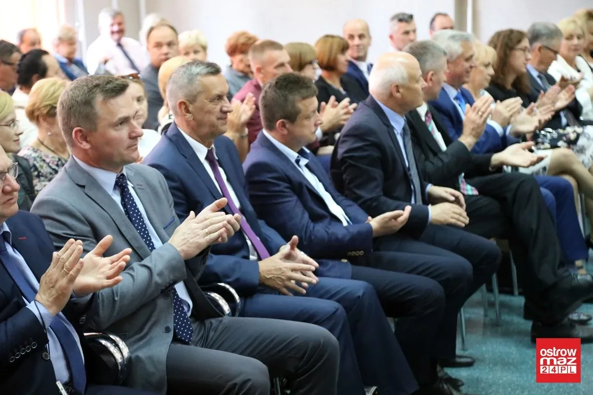 Umowy na dofinansowanie dróg w powiecie ostrowskim podpisane (zdjęcia)