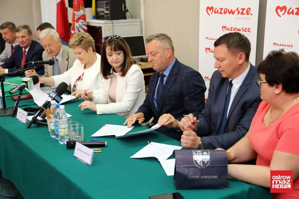 Umowy na dofinansowanie dróg w powiecie ostrowskim podpisane (zdjęcia)