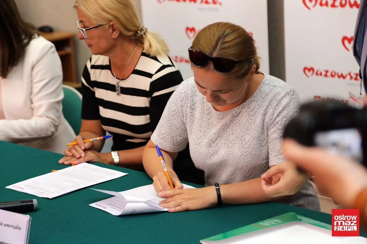 Umowy na dofinansowanie dróg w powiecie ostrowskim podpisane (zdjęcia)