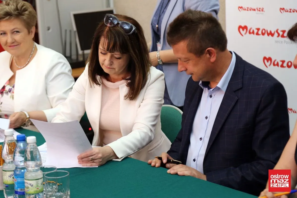 Umowy na dofinansowanie dróg w powiecie ostrowskim podpisane (zdjęcia)