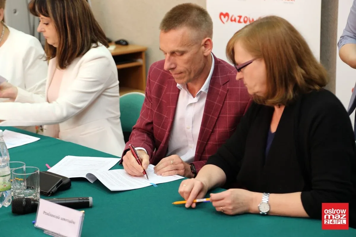 Umowy na dofinansowanie dróg w powiecie ostrowskim podpisane (zdjęcia)