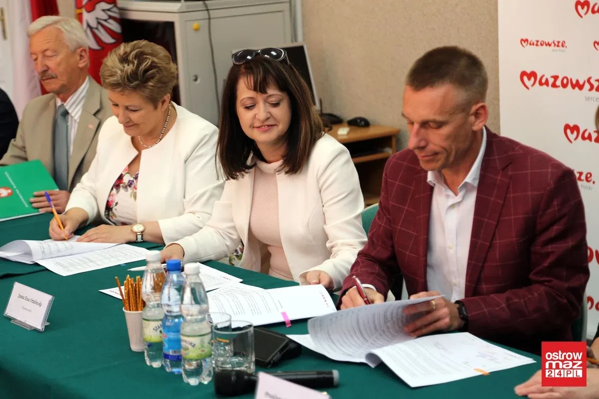 Umowy na dofinansowanie dróg w powiecie ostrowskim podpisane (zdjęcia)