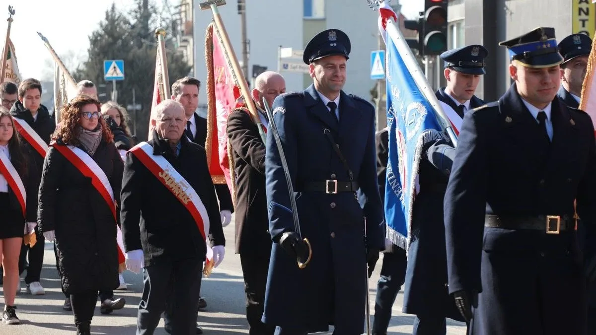 Obchody Narodowego Dnia Pamięci Żołnierzy Wyklętych w Ostrowi Mazowieckiej. Bieg, msza i hołd bohaterom (zdjęcia)