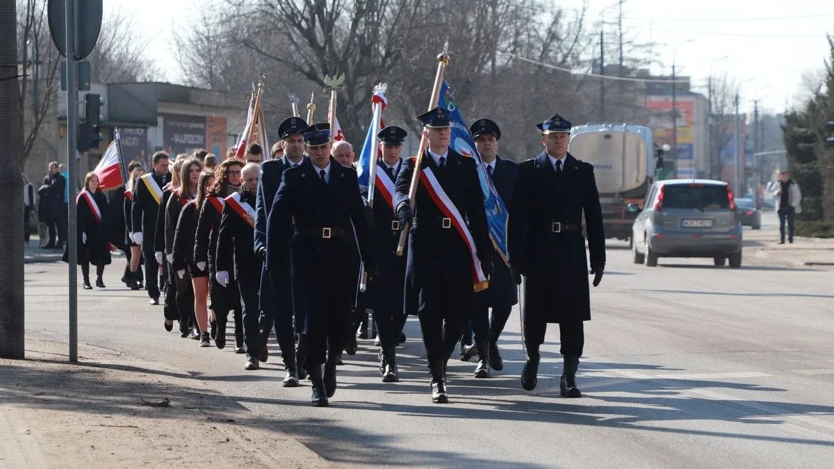 Obchody Narodowego Dnia Pamięci Żołnierzy Wyklętych w Ostrowi Mazowieckiej. Bieg, msza i hołd bohaterom (zdjęcia)