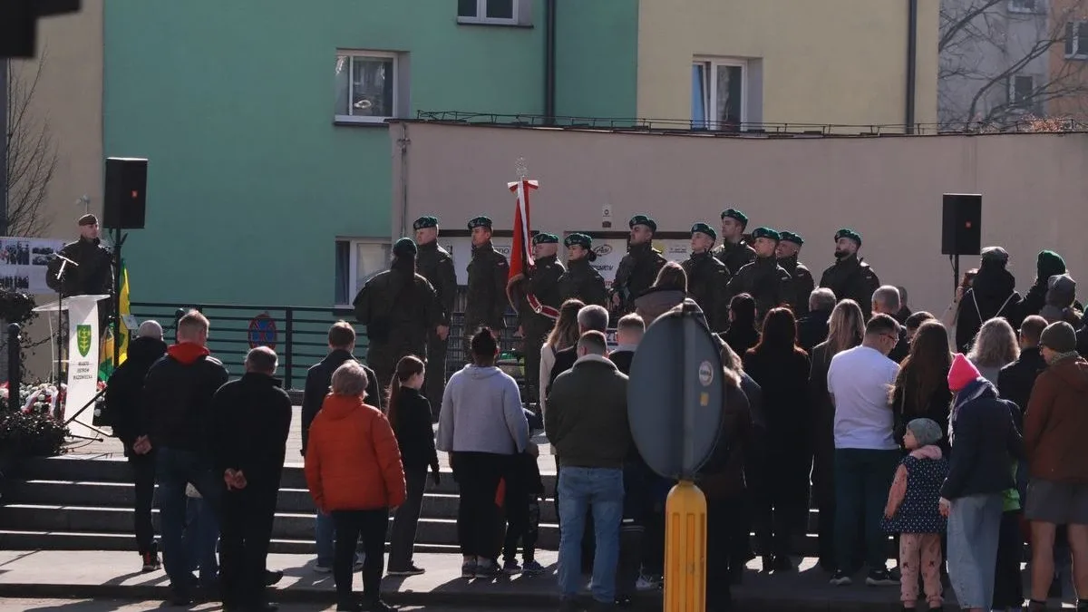 Obchody Narodowego Dnia Pamięci Żołnierzy Wyklętych w Ostrowi Mazowieckiej. Bieg, msza i hołd bohaterom (zdjęcia)