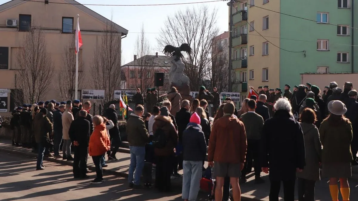 Obchody Narodowego Dnia Pamięci Żołnierzy Wyklętych w Ostrowi Mazowieckiej. Bieg, msza i hołd bohaterom (zdjęcia)