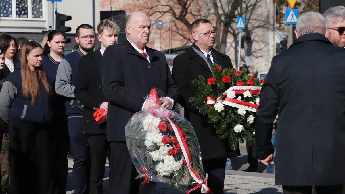 Obchody Narodowego Dnia Pamięci Żołnierzy Wyklętych w Ostrowi Mazowieckiej. Bieg, msza i hołd bohaterom (zdjęcia)