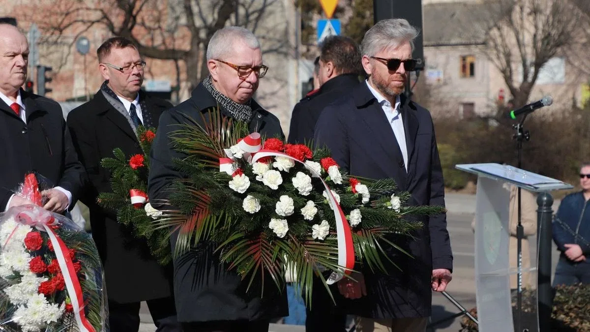 Obchody Narodowego Dnia Pamięci Żołnierzy Wyklętych w Ostrowi Mazowieckiej. Bieg, msza i hołd bohaterom (zdjęcia)
