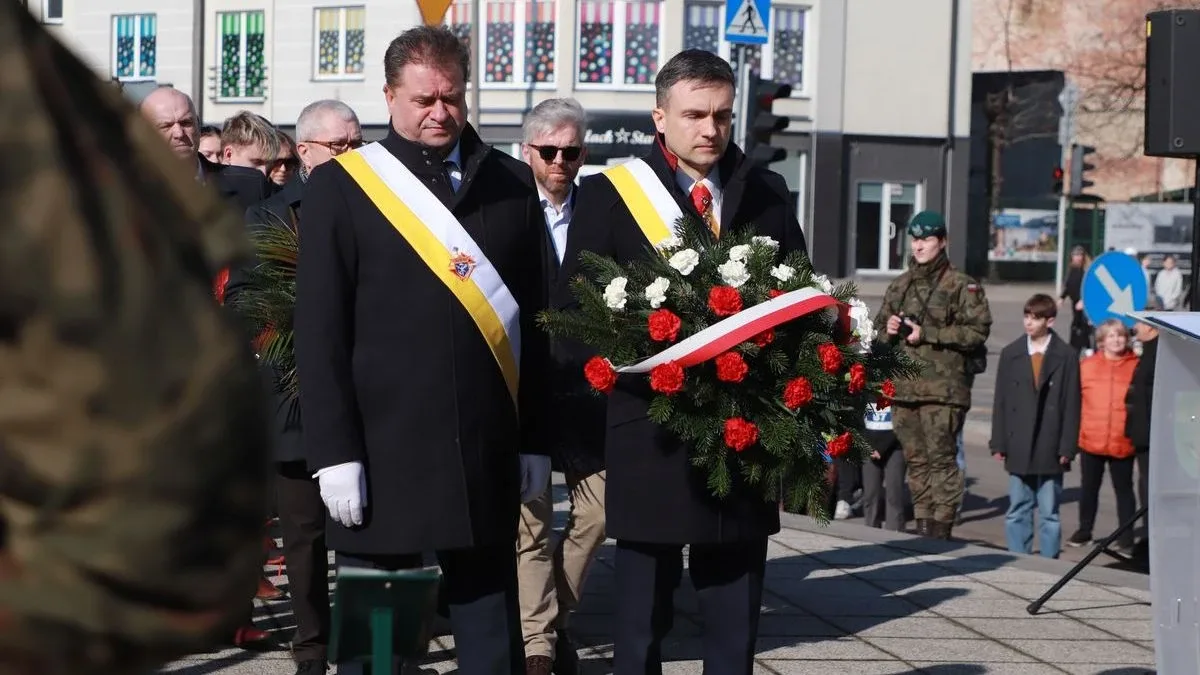 Obchody Narodowego Dnia Pamięci Żołnierzy Wyklętych w Ostrowi Mazowieckiej. Bieg, msza i hołd bohaterom (zdjęcia)