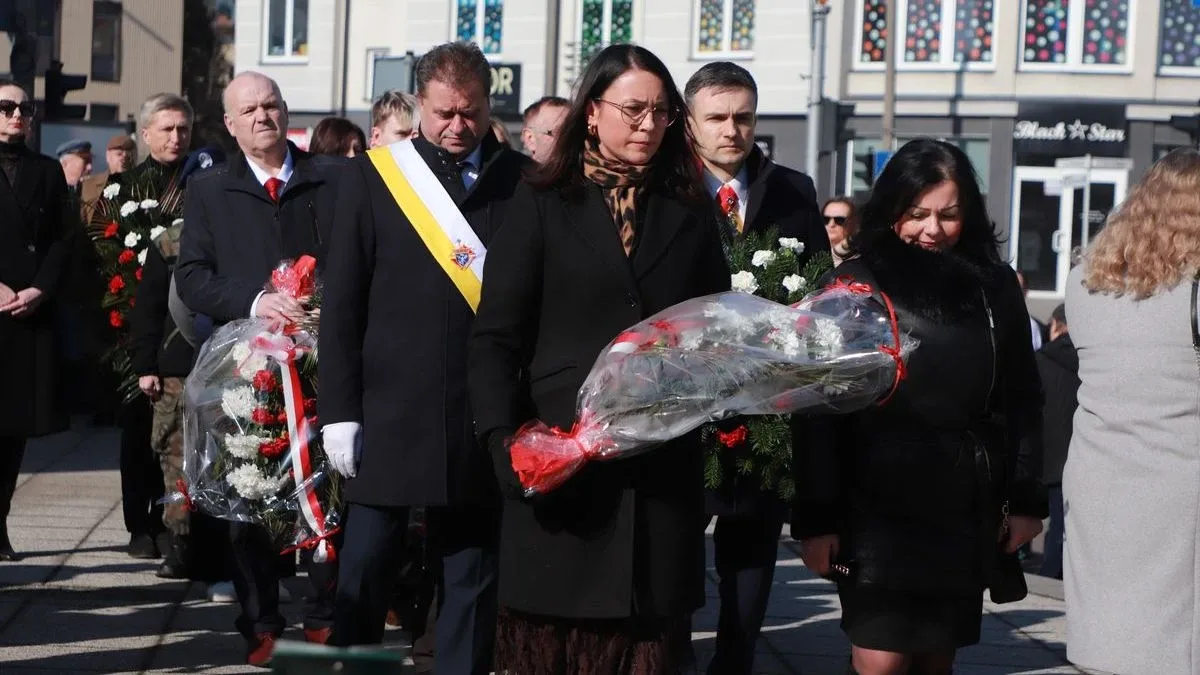 Obchody Narodowego Dnia Pamięci Żołnierzy Wyklętych w Ostrowi Mazowieckiej. Bieg, msza i hołd bohaterom (zdjęcia)