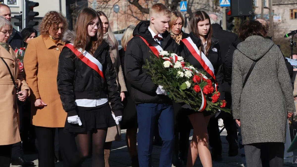 Obchody Narodowego Dnia Pamięci Żołnierzy Wyklętych w Ostrowi Mazowieckiej. Bieg, msza i hołd bohaterom (zdjęcia)