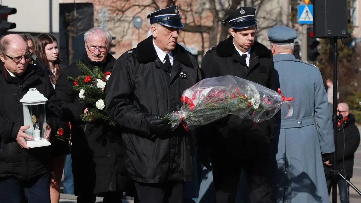 Obchody Narodowego Dnia Pamięci Żołnierzy Wyklętych w Ostrowi Mazowieckiej. Bieg, msza i hołd bohaterom (zdjęcia)