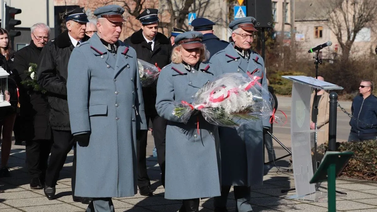 Obchody Narodowego Dnia Pamięci Żołnierzy Wyklętych w Ostrowi Mazowieckiej. Bieg, msza i hołd bohaterom (zdjęcia)
