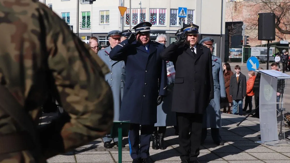 Obchody Narodowego Dnia Pamięci Żołnierzy Wyklętych w Ostrowi Mazowieckiej. Bieg, msza i hołd bohaterom (zdjęcia)