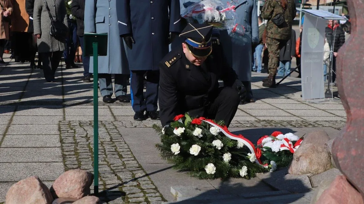 Obchody Narodowego Dnia Pamięci Żołnierzy Wyklętych w Ostrowi Mazowieckiej. Bieg, msza i hołd bohaterom (zdjęcia)