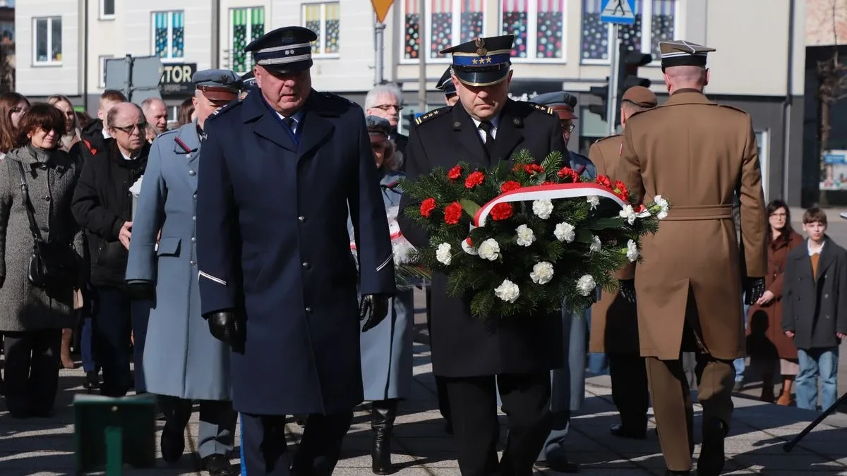 Obchody Narodowego Dnia Pamięci Żołnierzy Wyklętych w Ostrowi Mazowieckiej. Bieg, msza i hołd bohaterom (zdjęcia)
