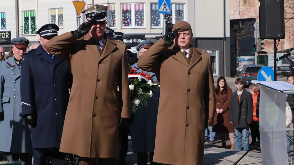 Obchody Narodowego Dnia Pamięci Żołnierzy Wyklętych w Ostrowi Mazowieckiej. Bieg, msza i hołd bohaterom (zdjęcia)