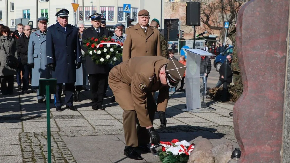 Obchody Narodowego Dnia Pamięci Żołnierzy Wyklętych w Ostrowi Mazowieckiej. Bieg, msza i hołd bohaterom (zdjęcia)