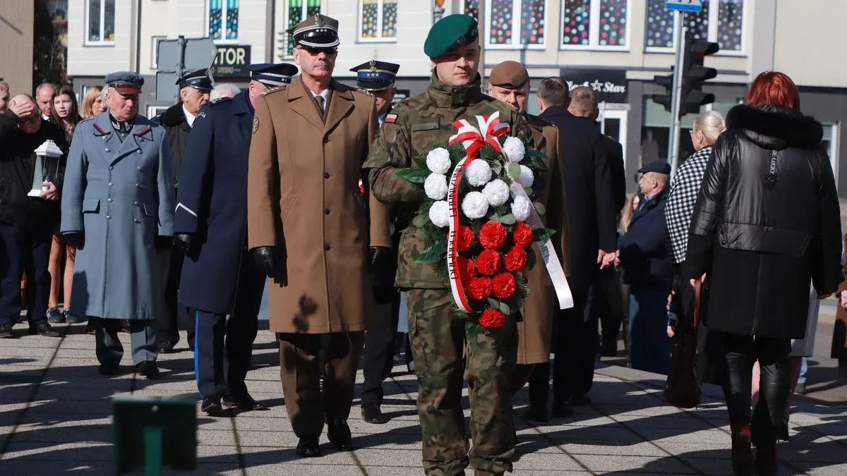Obchody Narodowego Dnia Pamięci Żołnierzy Wyklętych w Ostrowi Mazowieckiej. Bieg, msza i hołd bohaterom (zdjęcia)