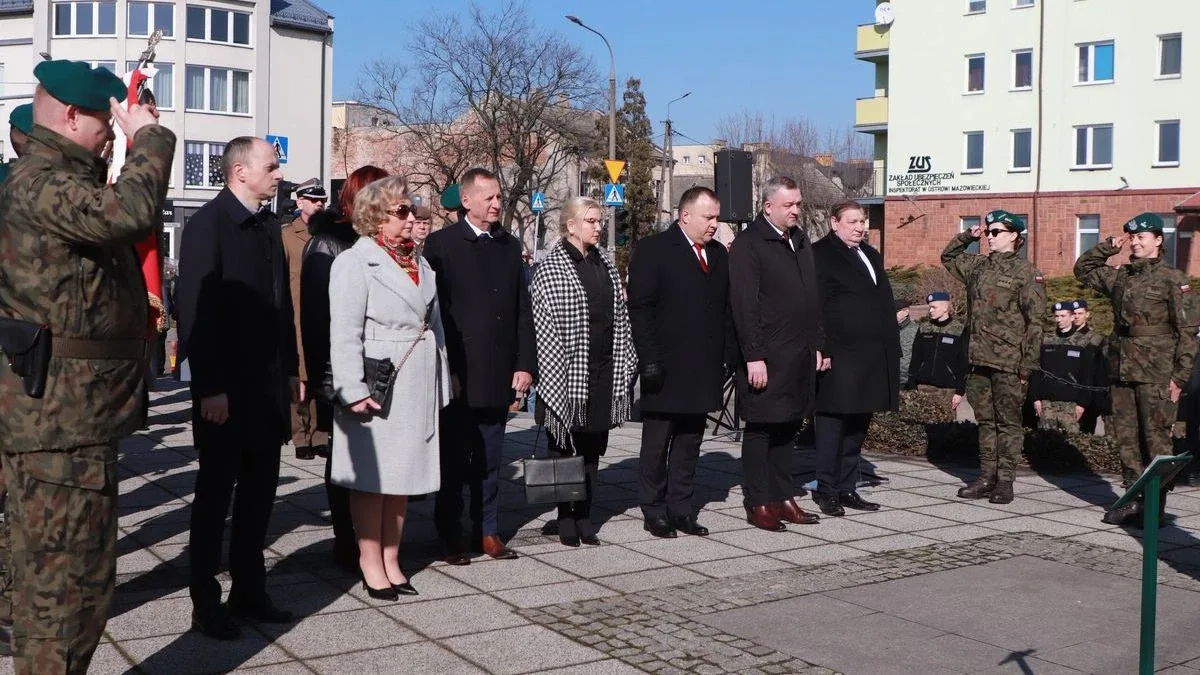 Obchody Narodowego Dnia Pamięci Żołnierzy Wyklętych w Ostrowi Mazowieckiej. Bieg, msza i hołd bohaterom (zdjęcia)