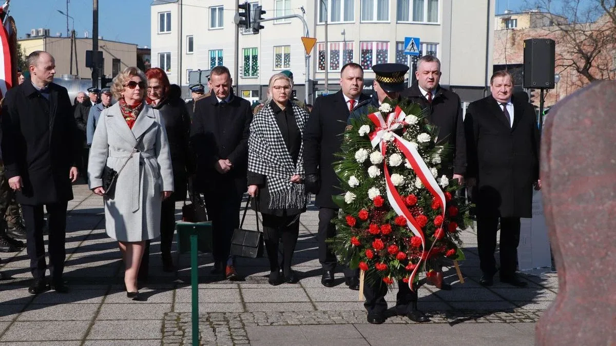 Obchody Narodowego Dnia Pamięci Żołnierzy Wyklętych w Ostrowi Mazowieckiej. Bieg, msza i hołd bohaterom (zdjęcia)