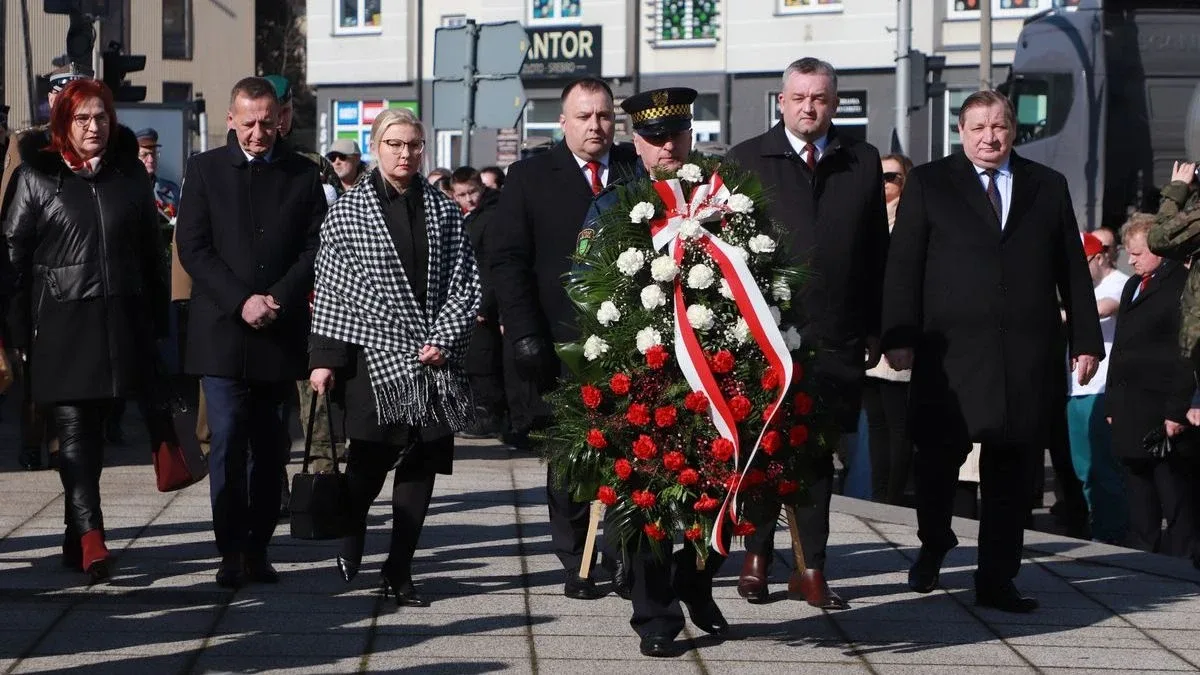 Obchody Narodowego Dnia Pamięci Żołnierzy Wyklętych w Ostrowi Mazowieckiej. Bieg, msza i hołd bohaterom (zdjęcia)