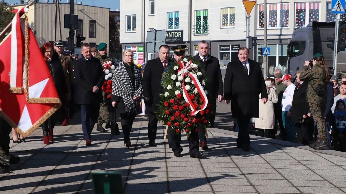 Obchody Narodowego Dnia Pamięci Żołnierzy Wyklętych w Ostrowi Mazowieckiej. Bieg, msza i hołd bohaterom (zdjęcia)