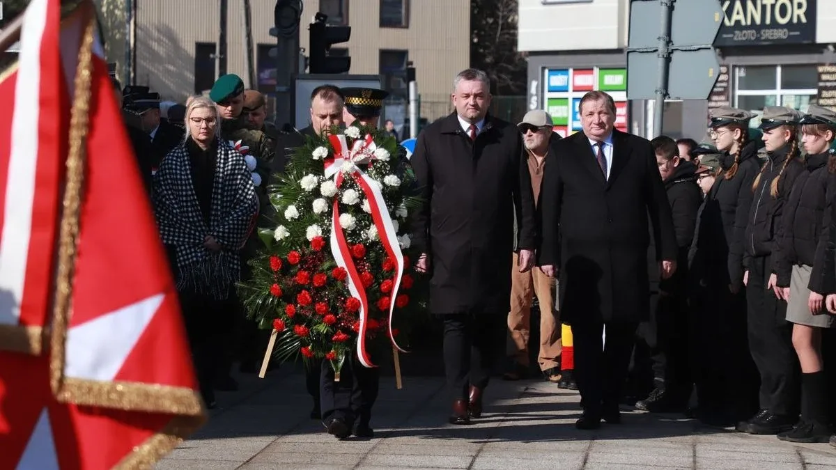 Obchody Narodowego Dnia Pamięci Żołnierzy Wyklętych w Ostrowi Mazowieckiej. Bieg, msza i hołd bohaterom (zdjęcia)