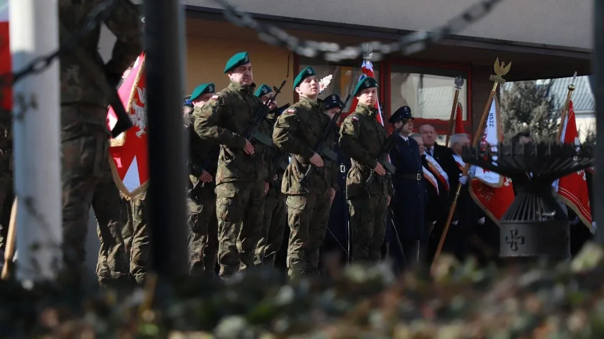 Obchody Narodowego Dnia Pamięci Żołnierzy Wyklętych w Ostrowi Mazowieckiej. Bieg, msza i hołd bohaterom (zdjęcia)