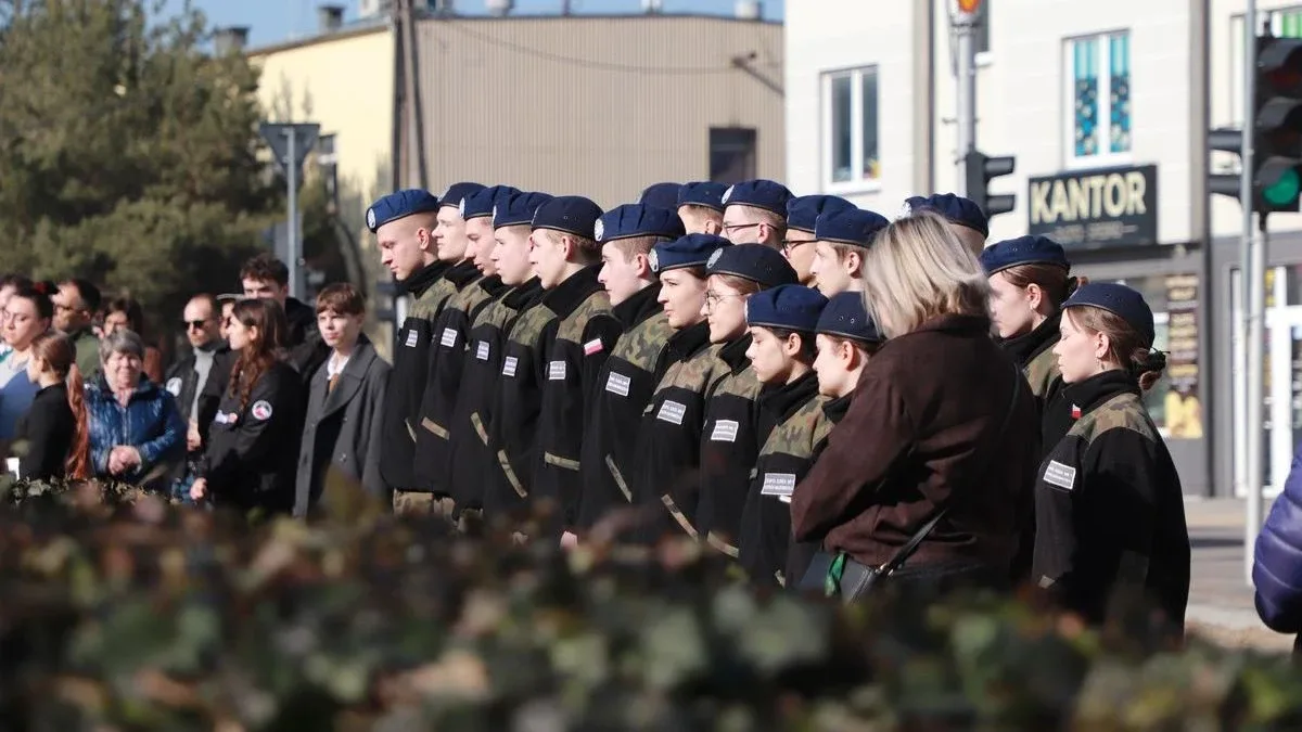 Obchody Narodowego Dnia Pamięci Żołnierzy Wyklętych w Ostrowi Mazowieckiej. Bieg, msza i hołd bohaterom (zdjęcia)