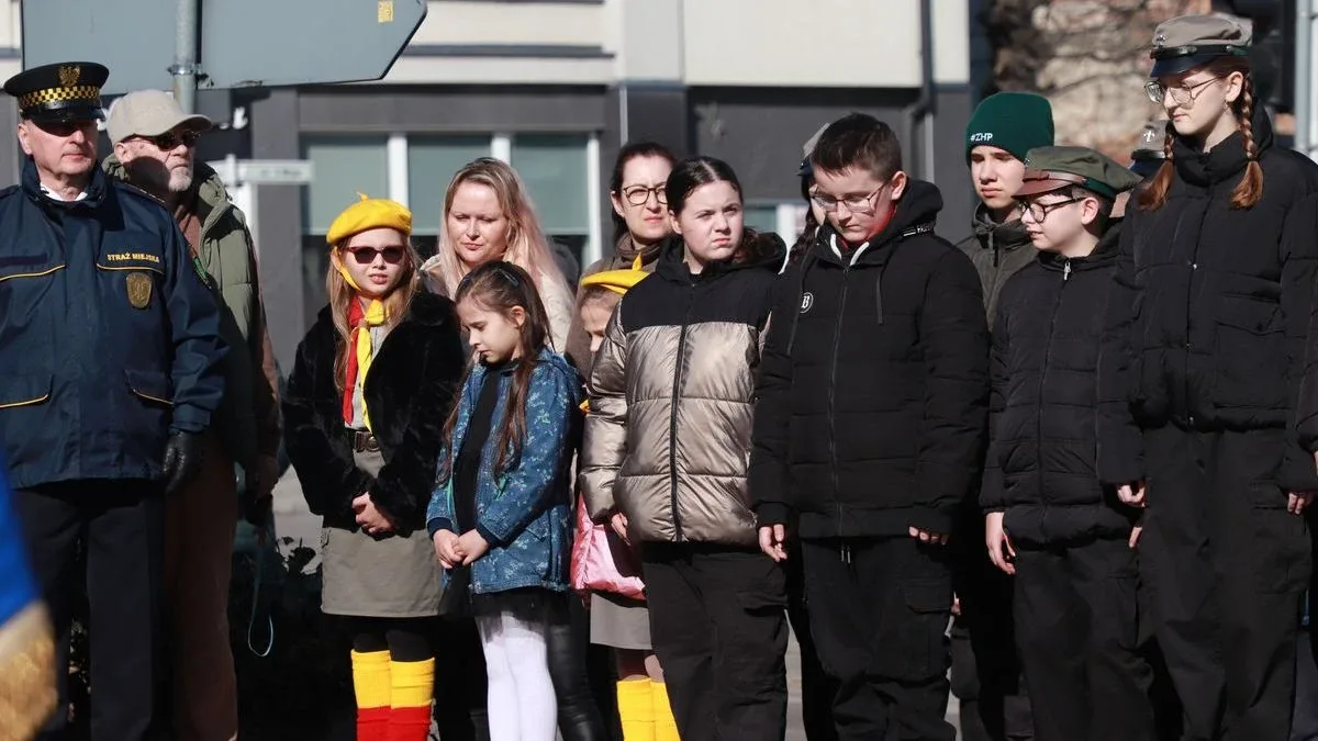 Obchody Narodowego Dnia Pamięci Żołnierzy Wyklętych w Ostrowi Mazowieckiej. Bieg, msza i hołd bohaterom (zdjęcia)