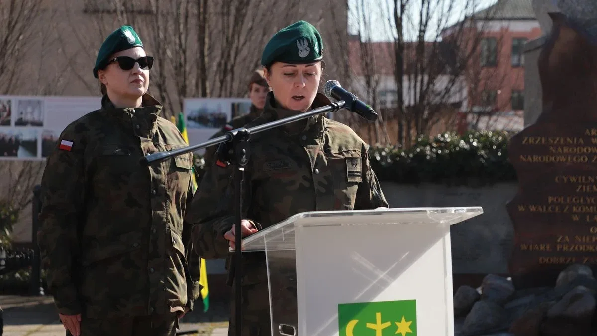 Obchody Narodowego Dnia Pamięci Żołnierzy Wyklętych w Ostrowi Mazowieckiej. Bieg, msza i hołd bohaterom (zdjęcia)