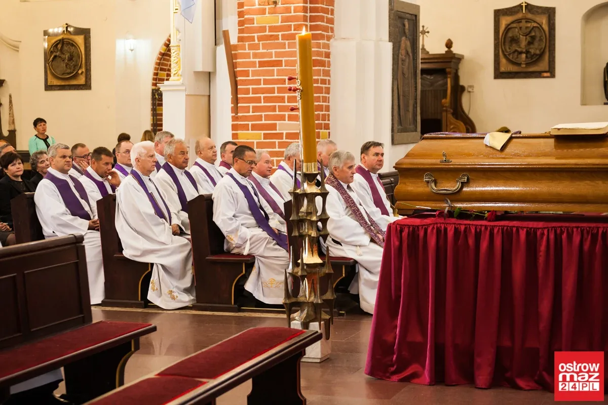 Ostatnia droga śp. ks. prał. Edmunda Chmielewskiego (zdjęcia, wideo)