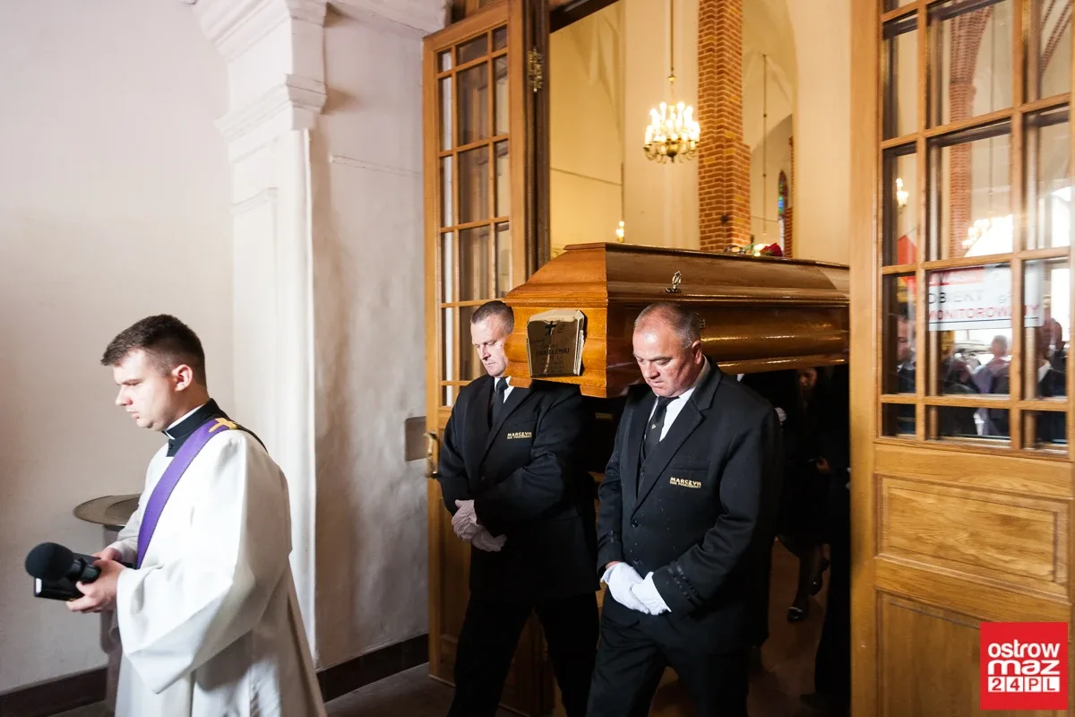 Ostatnia droga śp. ks. prał. Edmunda Chmielewskiego (zdjęcia, wideo)