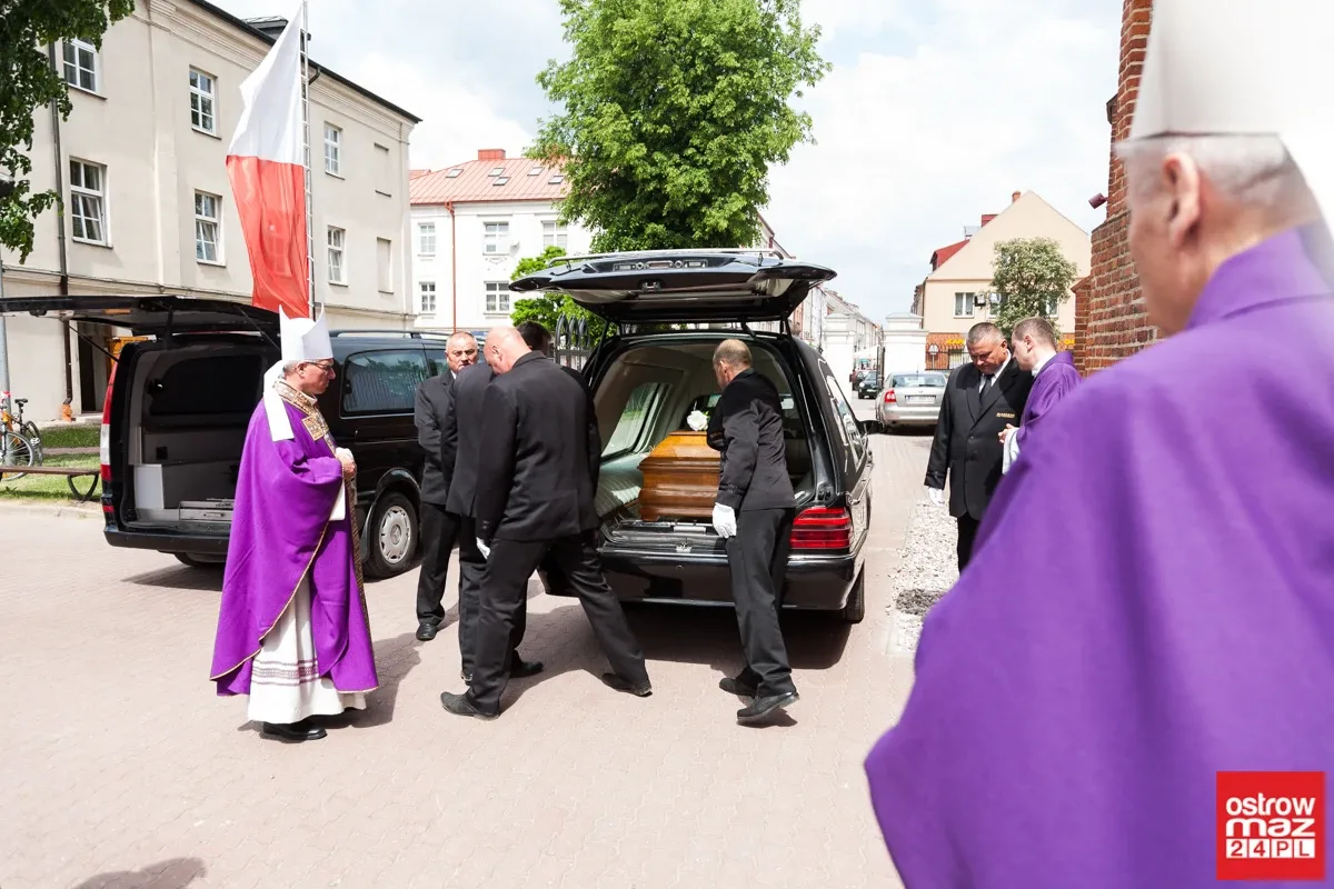 Ostatnia droga śp. ks. prał. Edmunda Chmielewskiego (zdjęcia, wideo)