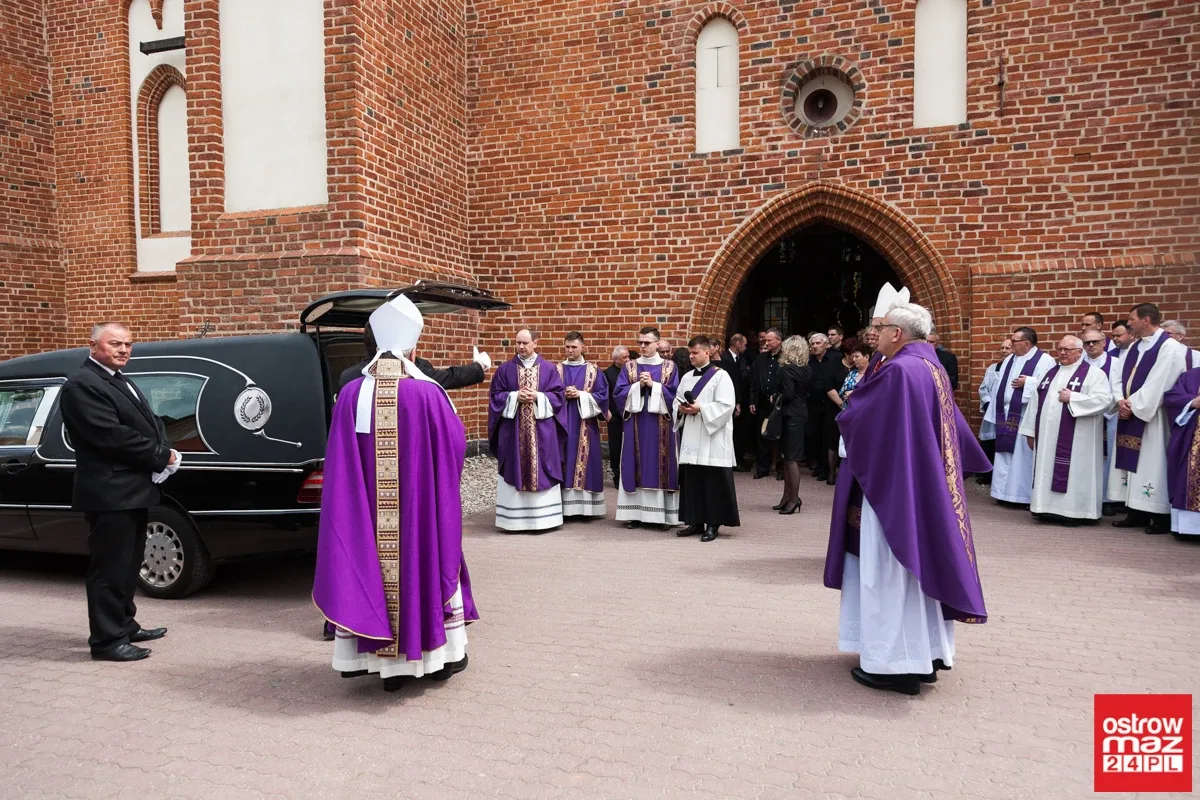 Ostatnia droga śp. ks. prał. Edmunda Chmielewskiego (zdjęcia, wideo)