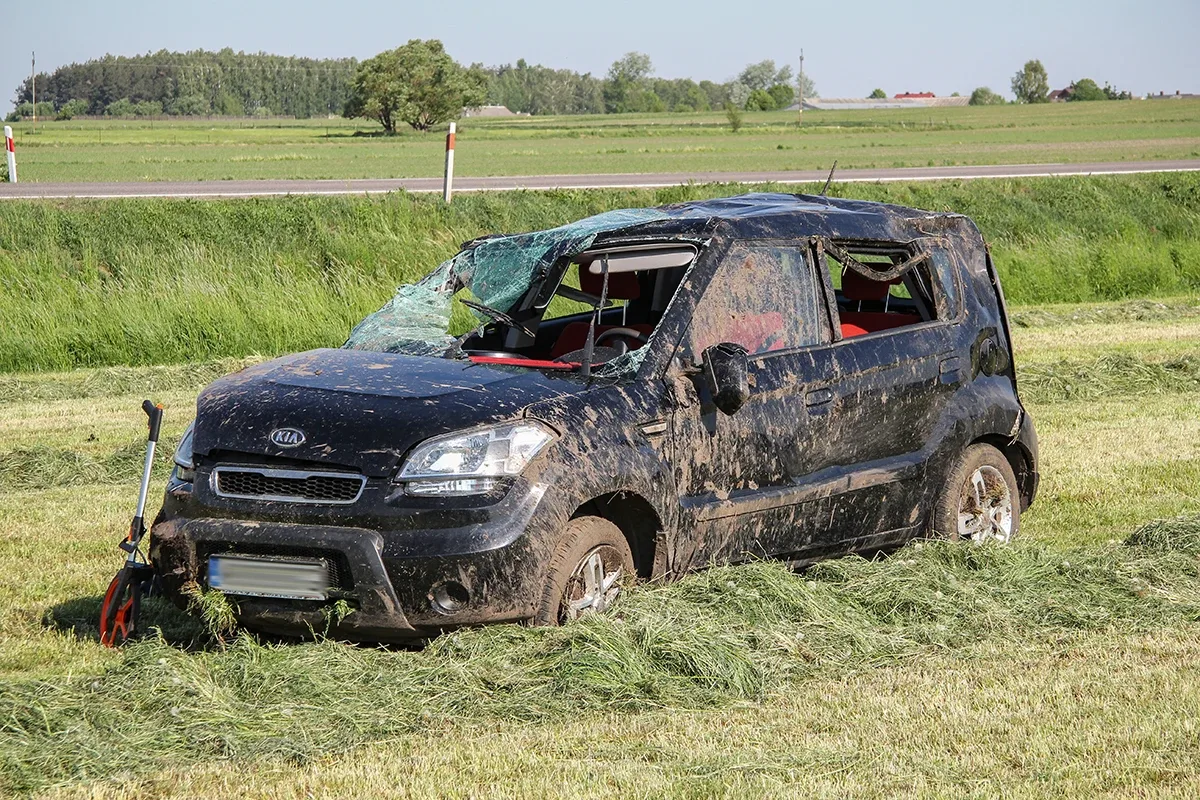Dachowanie na trasie Ostrów Mazowiecka - Łomża (zdjęcia)