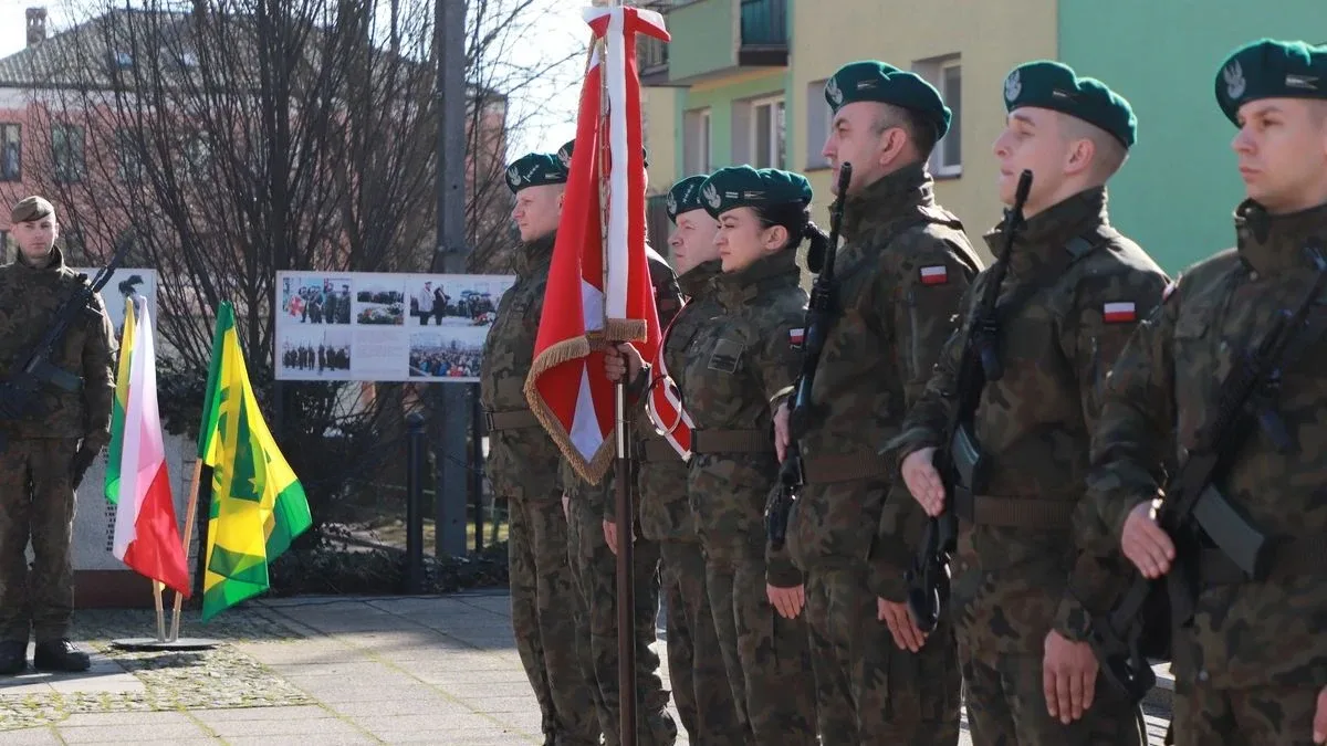 Obchody Narodowego Dnia Pamięci Żołnierzy Wyklętych w Ostrowi Mazowieckiej. Bieg, msza i hołd bohaterom (zdjęcia)
